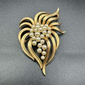Vintage Crown Trifari gold-tone brooch leaf and a cluster of faux white pearls